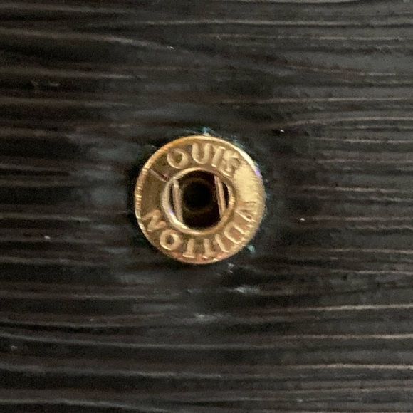 Louis Vuitton VINTAGE Epi 6 Key Holder in a beautiful noir color. - Picture 7 of 12